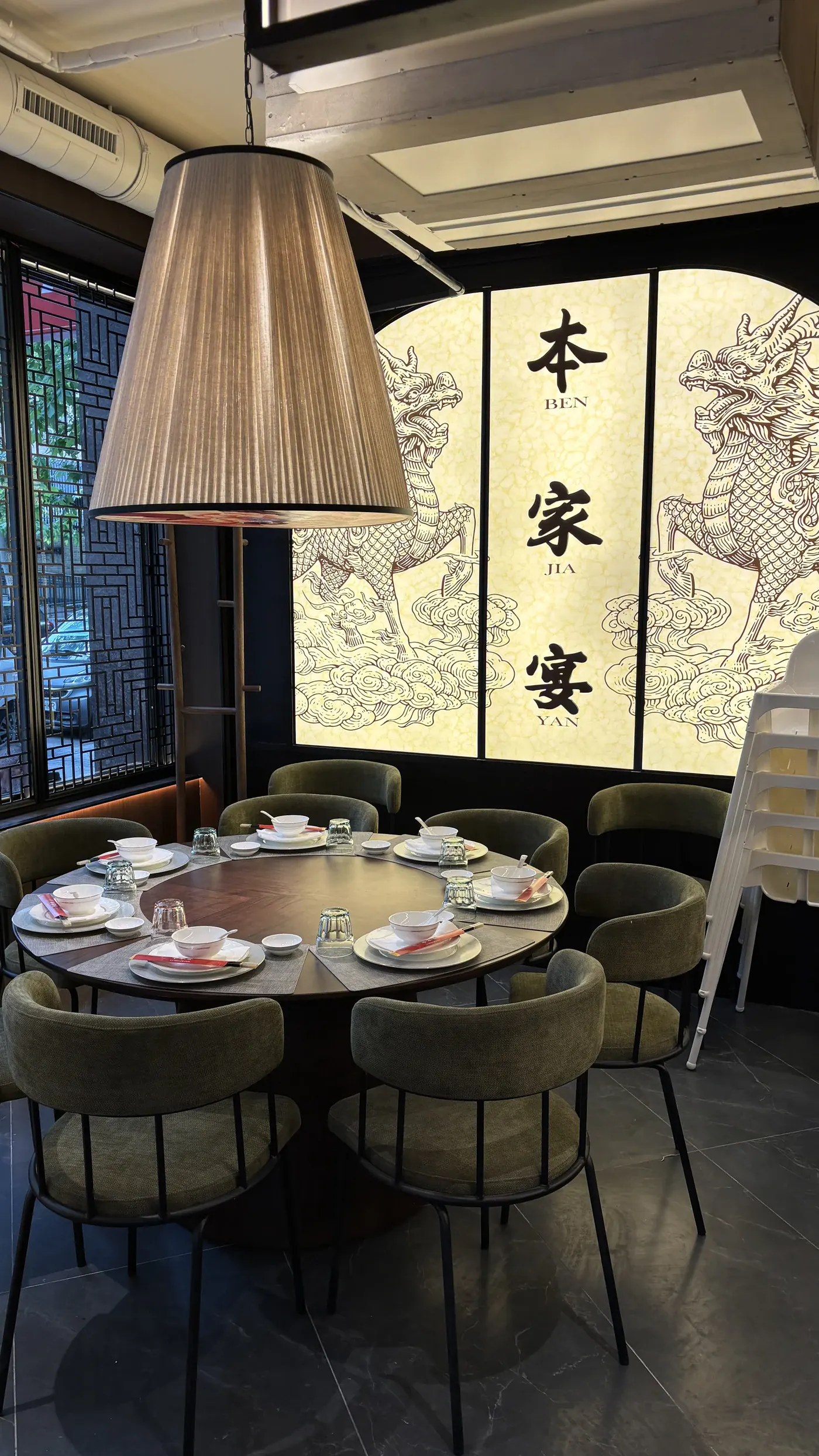 Comedor de La Mesa de Jade con el panel 本家宴 al fondo